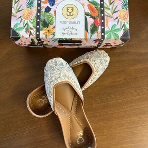 Women's Cream Embellished Indian Juttis